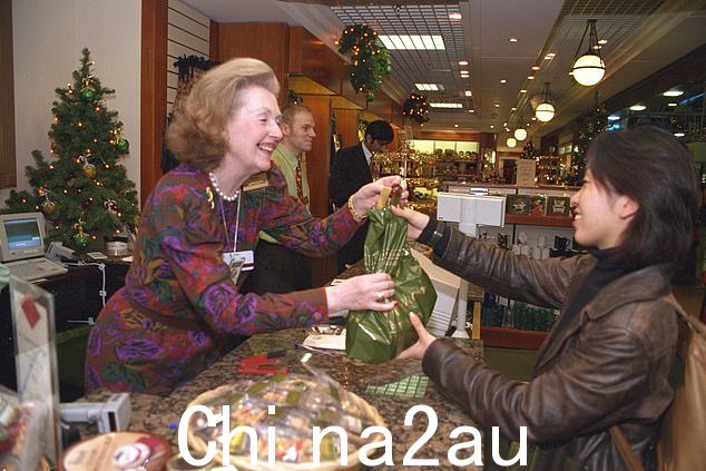 1997 年,Raine Spencer 伯爵夫人在希思罗机场的 Harrods 商店为顾客提供服务