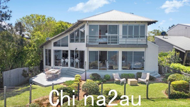 Anthony Albanese 在新南威尔士州中央海岸的悬崖顶住宅。科帕卡巴纳房产的合同已于九月交换,结算将于本月底完成。总理与其未婚妻朱迪·海顿 (Jodie Haydon) 一起购买了这栋多层海景别墅,后者的家人来自该地区。(189 Del Monte Place, Copacabana, NSW 2251)。图片:Realestate.com.au