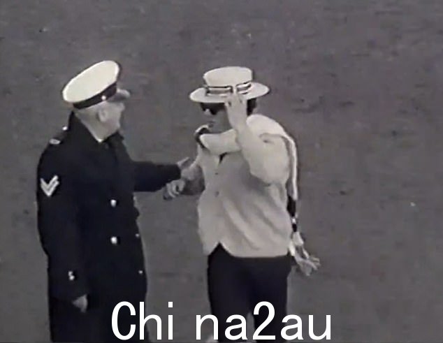 一位传奇的澳大利亚艺人出现在 1963 年 AFL 比赛的重新出现的镜头中,他们在比赛中表演了令人震惊的特技,这会让他们损失数千美元