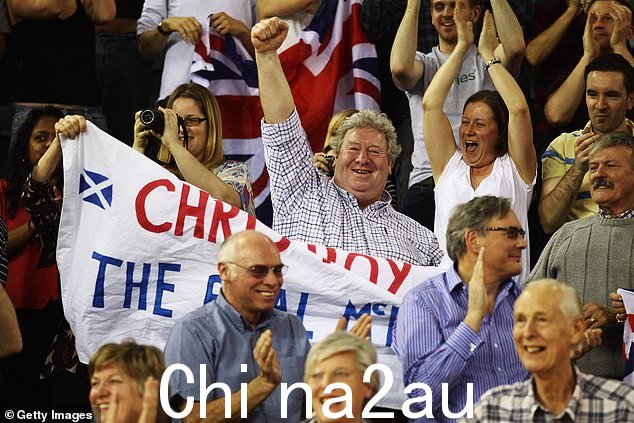 英国克里斯·霍伊爵士的朋友和家人,包括他的父亲大卫·霍伊(中间格子衬衫)庆祝他在 UCI 场地自行车世界杯 - 伦敦奥组委测试赛期间赢得男子争先赛决赛2012 年伦敦奥运会将于 2012 年 2 月 19 日在伦敦奥林匹克自行车馆举行