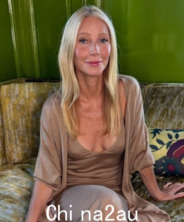 格温妮丝·帕特洛 (Gwyneth Paltrow) 周日在 Instagram 上分享了一张新照片,大秀身材。这位奥斯卡获奖影星没有穿胸罩,身着深 V 裸色连衣裙,视野清晰她的胸部