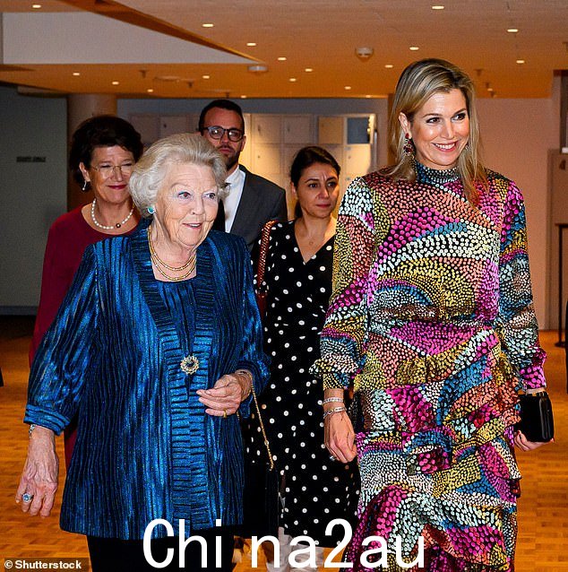 Máxima 身穿印度出生、伦敦品牌 Saloni 的彩色中长连衣裙,而她的婆婆则选择了一件充满活力的宝蓝色长袍上衣,上面饰有亮片thread