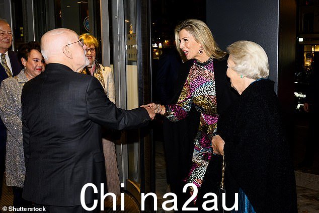 Máxima 在向荷兰王室成员在乌得勒支庆祝的 Ton Koopman(右)致意时表现得特别活跃