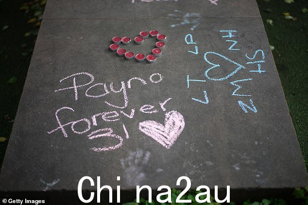 一条暖心留言说“Payno Forever 31”,而 ot她把蜡烛摆成心形