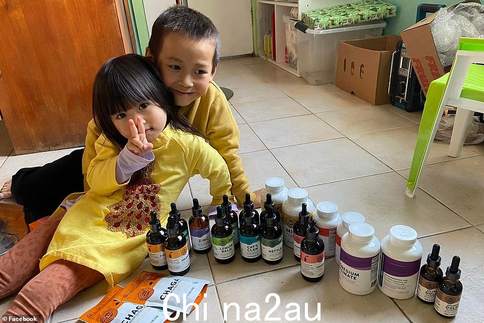 一位母亲带着两个孩子在悉尼河中溺水身亡,她的心理健康状况非常严重,以至于她把一岁的儿子送到了越南的父母那里生活。周六早上,32 岁的她和她最大的孩子米切尔和黑兹尔(分别为七岁和五岁)在兰斯维尔希勒公园附近的乔治河遇上强流而丧生。 class=