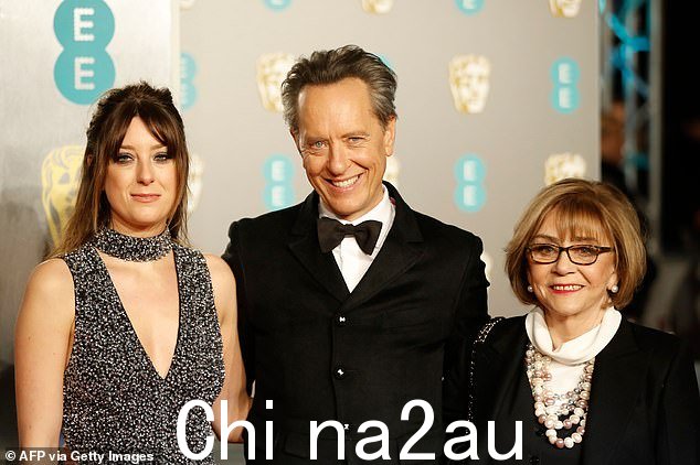 他们关系亲密的一家人经常一起参加活动,例如 2019 年与 Olivia、Richard 和 Joan 一起参加英国电影学院奖