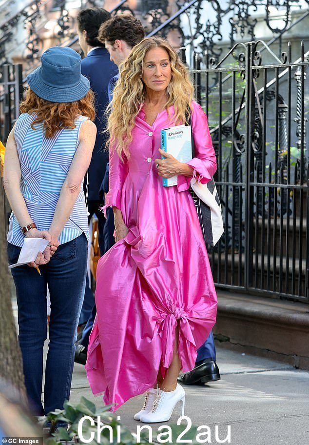 本周早些时候,59 岁的莎拉·杰西卡·帕克 (Sarah Jessica Parker) 被拍到与搭档辛西娅·尼克松 (Cynthia Nixon) 一起在纽约拍摄《就像这样》