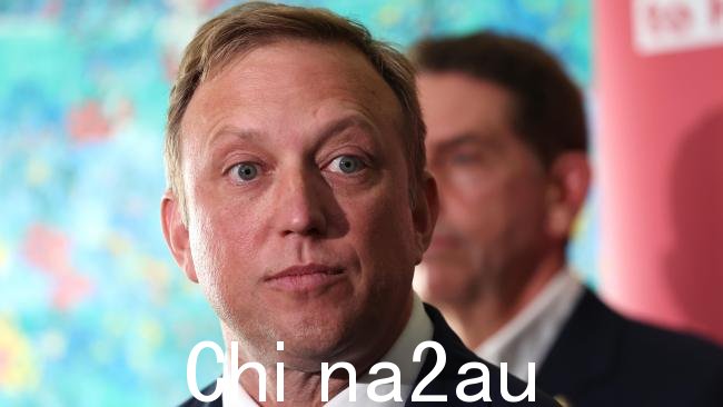 Steven Miles 有随着昆士兰州的堕胎法继续主导州选举活动,他加大了对大卫·克里萨富利的攻击力度。图片:Adam Head