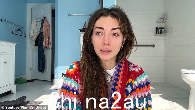 Brianna Chickenfry 在她的前男友 Zach Bryan 宣布分手几小时后发布了一段情绪化的视频,解决了分手问题