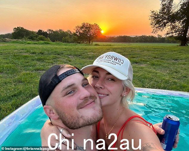 Zach Bryan 在社交媒体上受到粉丝的猛烈抨击,有传言称他在与 Brianna Chickenfry 分手后已经在使用名人约会应用程序 Raya