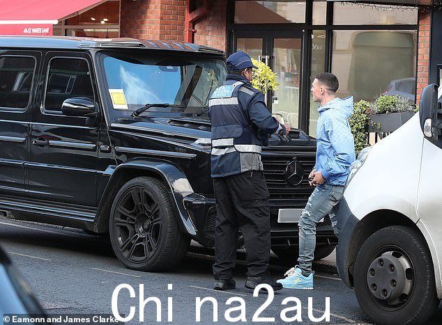菲尔·福登被发现在威姆斯洛市中心跑步,以逃避一张价值 20 万英镑的梅赛德斯 G Wagon 停车罚单