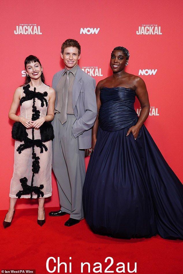 Lashana 很快就加入了 Eddie 和他们的明星同伴 Ursula Corbero,三人停下来分享笑声并一起摆姿势拍照