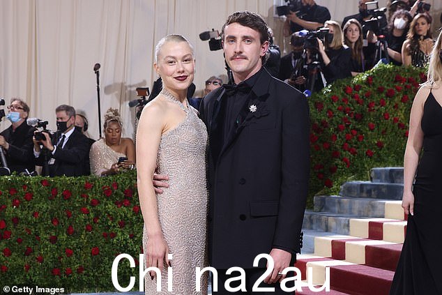 Mescal 之前曾与 30 岁的音乐家 Phoebe Bridgers 订婚 - 但他们的恋情于 2022 年底结束 - 照片拍摄于 2022 年 5 月