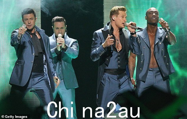 男孩乐队 Blue 一起合影:(L-R Duncan James、Antony Costa、Lee Ryan 和 Simon Webbe)