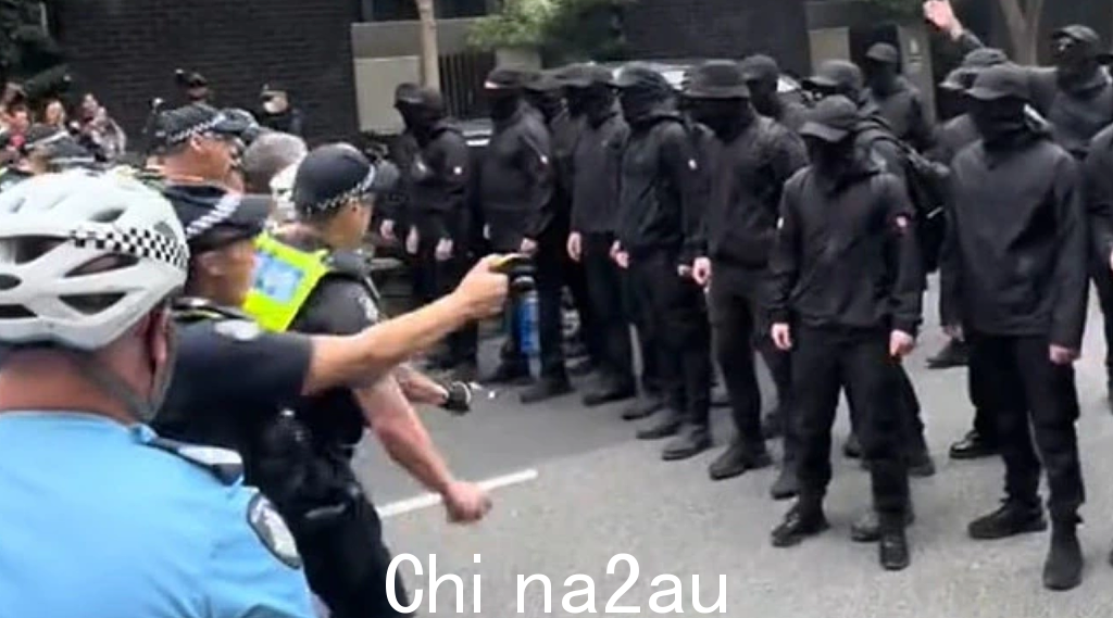 亲难民抗议者与黑衣男子当街对峙,造成澳洲街头混乱!州长大怒:不可接受(视频/照片) - 2