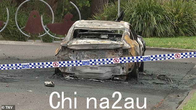 警方认为这两起事件有关联,正在该地区搜寻两名从车内逃跑的男子(如图)