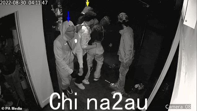 从卡巴先生的镜头中抓取,用蓝色箭头表示,据称他死前几天在伦敦一家繁忙的夜总会内用枪开枪