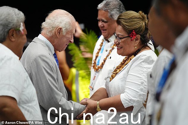 国王查理三世与萨摩亚总理 Fiame Naomi Mata'afa(左)今天受到欢迎