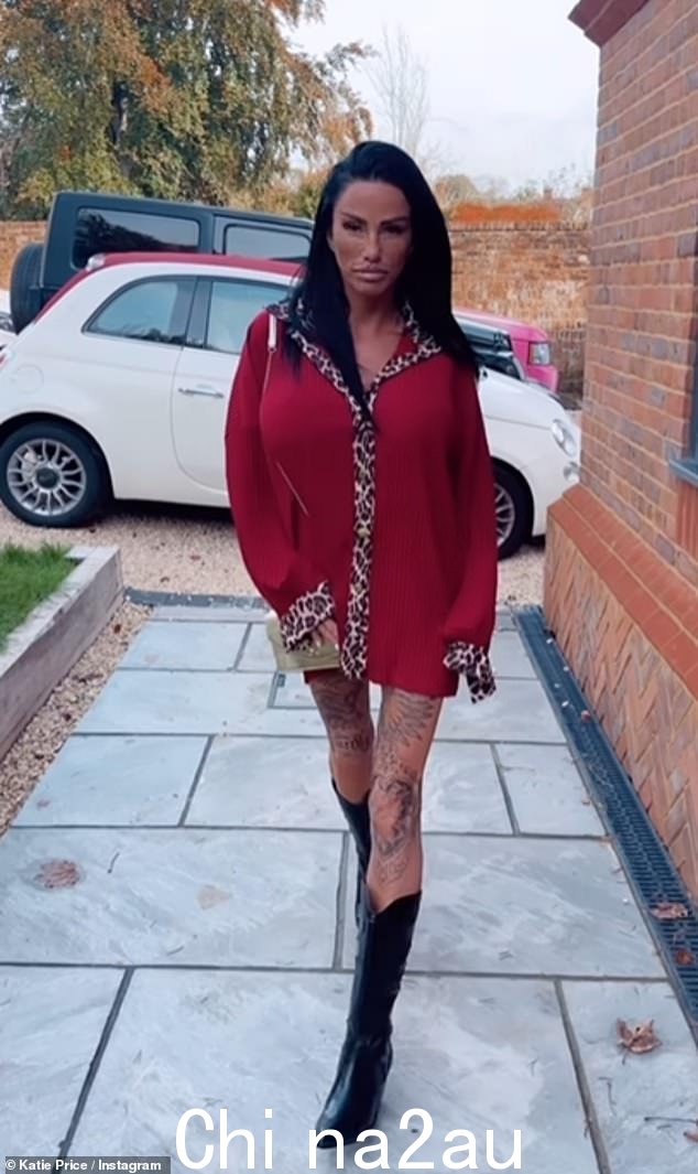 Katie 穿着 JYY London 的带豹纹镶边和袖子的红色罗纹纽扣毛衣,炫耀自己的风格