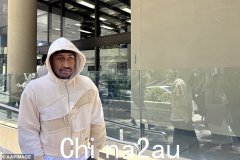 被指控强奸的英国说唱歌手 Yung Filly 在法庭外向粉丝飞吻