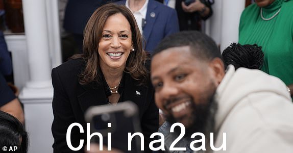 民主2024 年 10 月 23 日星期三,总统候选人副总统卡玛拉·哈里斯在费城著名的第四街熟食店的竞选站与一位顾客合影。(美联社照片/马特·洛克)