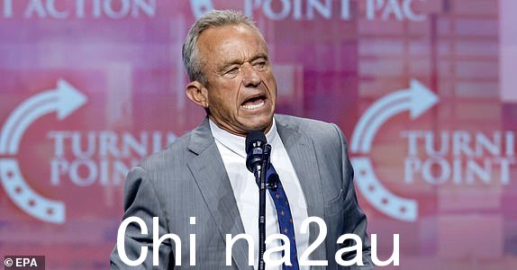 epa11678947 前总统候选人小罗伯特·F·肯尼迪在美国前总统、共和党总统候选人面前讲话唐纳德·特朗普于 2024 年 10 月 23 日在美国佐治亚州德卢斯天然气南竞技场举行的转折点 PAC 竞选集会上。特朗普正在与美国民主党副总统卡马拉·哈里斯竞选。 EPA/ERIK S. LESSER