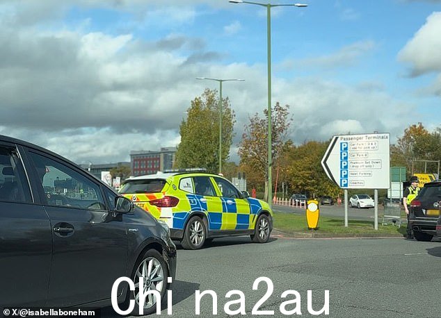 西米德兰兹警方处理正在发生的事件时,一辆警车正在将汽车引离机场