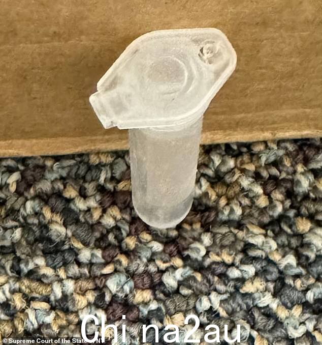 另一张小塑料容器的图片,据称用于在聚会上向受害者提供约会强奸药物 GBH