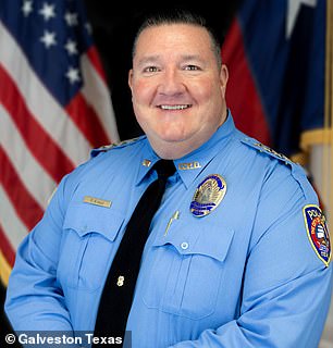 GPD 局长、Doug Balli 和加尔维斯顿警察局立即响应现场,向消防人员和紧急医疗人员发出警报