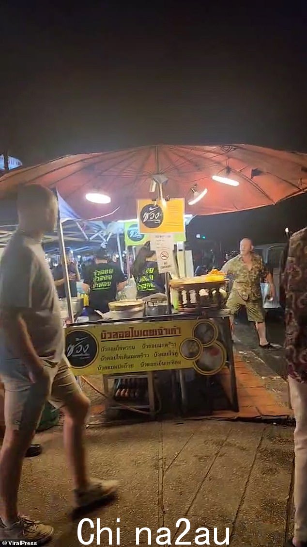 这位英国人当时正在泰国清迈与朋友一起参观 Chang Phuak 街的小吃摊,据称当时他决定点燃一支香烟