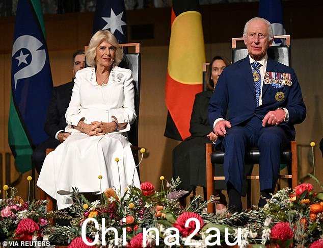 查尔斯国王(右图)在招待会上与卡米拉王后坐在一起,被参议员索普打断