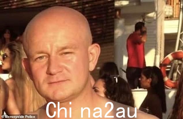 庭审被告知如何在郑的衣服上发现培根先生(如图)的精液,并且她的胸罩已损坏