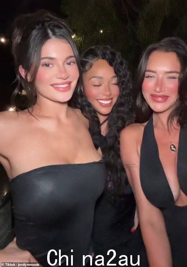 9 月上个月,Kylie 和 Jordyn 在 TikTok 中与 Jenner 的好朋友 Anastasia 'Stassi' Karanikolaou 再次重聚