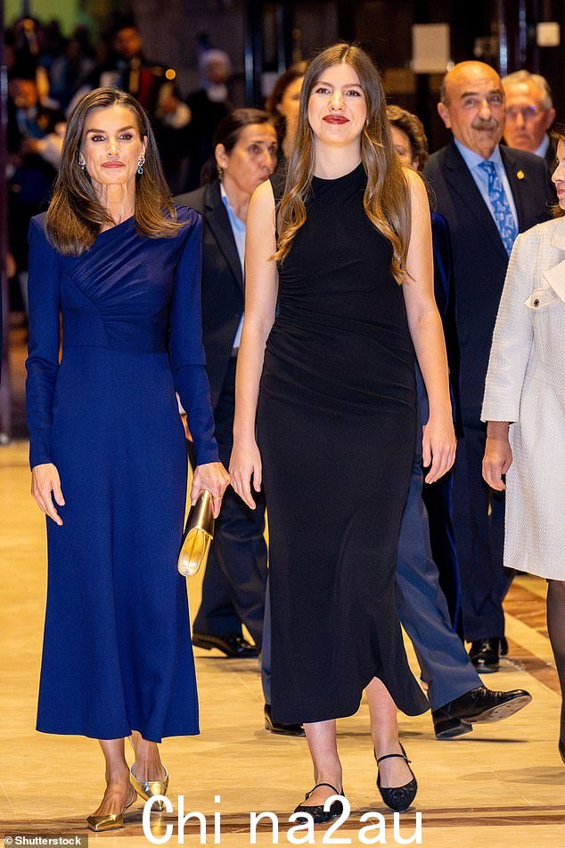 Letizia(左)穿着一双金色尖头小高跟鞋完成了她的造型,而女儿 Sofia(右)则选择了芭蕾平底鞋