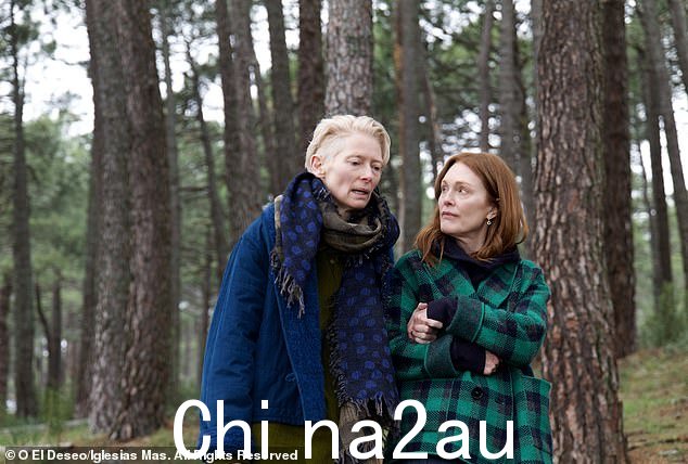 蒂尔达·斯文顿饰演玛莎,朱丽安·摩尔饰演隔壁房间的英格丽德