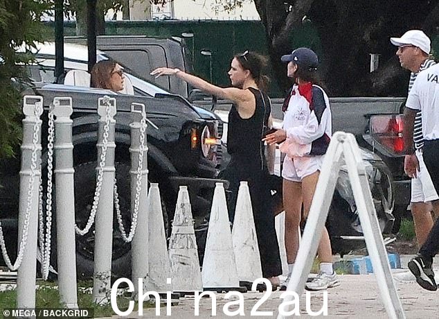 周三看到克鲁兹和杰基与他的时装设计师妈妈团聚,和一群朋友一起去划船