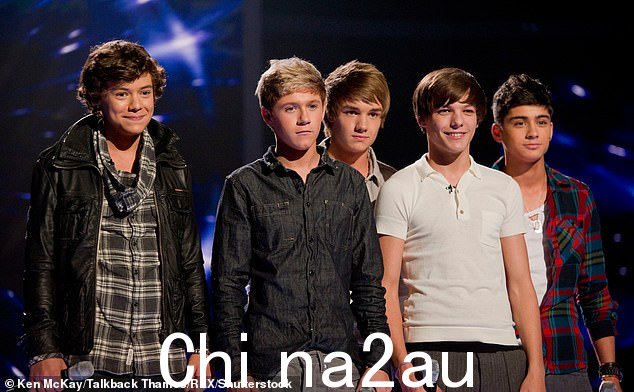 这位 47 岁的歌手在 2010 年作为 X Factor 评委出现时,对 One Direction 的组建起到了不可或缺的作用(如图)