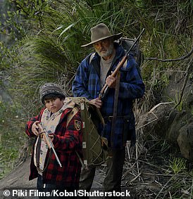 如图：萨姆·尼尔和朱利安·丹尼森在《追捕野人》中