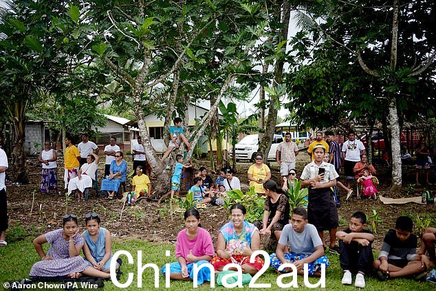 Siumu 村的村民在 10 月 26 日举行的国王查理三世和卡米拉王后告别仪式前