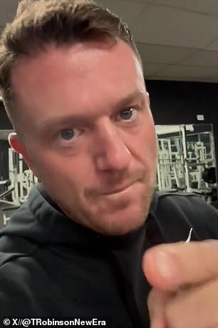 汤米·罗宾逊 (Tommy Robinson) 告诉他在 X 上的一百万粉丝,他计划今天下午 3 点前往福克斯通警察局,预计会提前被捕明天的游行