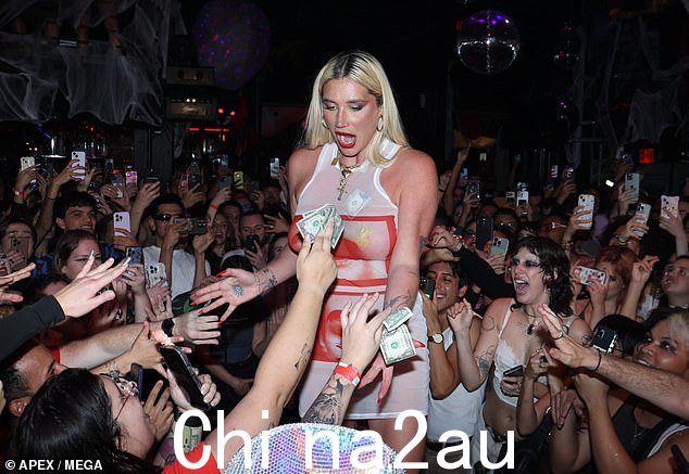 Kesha 周四在加利福尼亚州的 Beaches Tropicana 俱乐部身着性感的现金填充半透明连衣裙,大放异彩