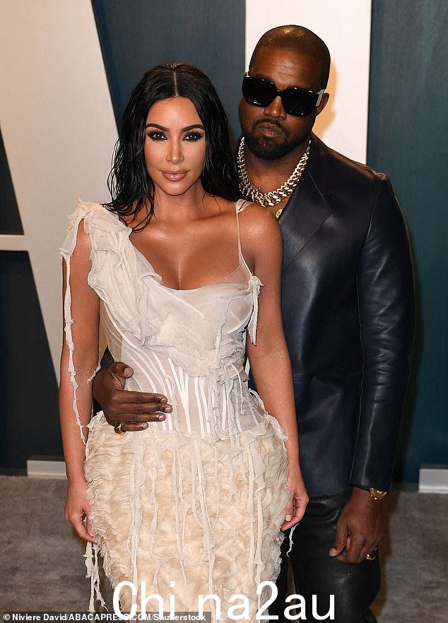 Kanye 于 2022 年 12 月与 Bianca 结婚,就在他与 Kim 离婚(2020 年 2 月拍摄)完成一个月后,这对前夫育有四个孩子 - North、11、Saint、八、芝加哥、六和诗篇、五