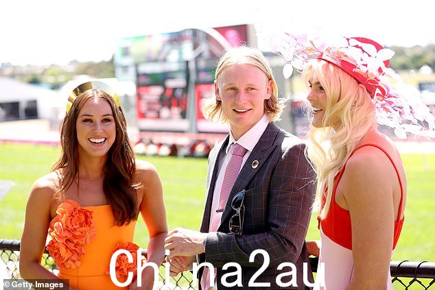 Brianna Throssell 也使出了浑身解数,因为人们看到她与 Shayna 和 AFL 明星 Oliver Dempsey 在 Moonee Valley 赛马场度过了人生中最美好的时光