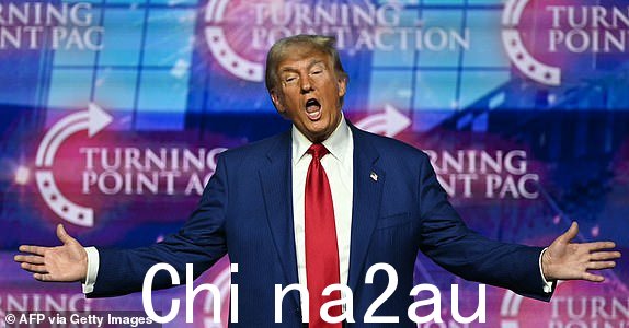TOPSHOT - 美国前总统2024 年 10 月 24 日在内华达州拉斯维加斯举行的转折点行动“团结变革”竞选集会上,共和党总统候选人唐纳德·特朗普抵达发言时做了手势。(帕特里克·T·法伦 / 法新社拍摄)(帕特里克·T 摄) .FALLON/法新社,来自 Getty Images)