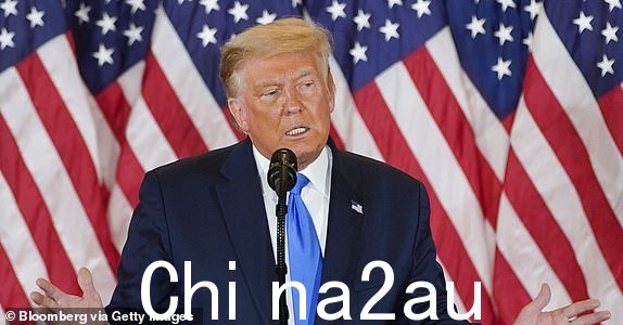 美国总统唐纳德·特朗普在东厅举行的选举之夜派对上发表讲话2020 年 11 月 4 日星期三,美国华盛顿特区白宫。特朗普在推特上表示,他在总统选举中处于领先地位,民主党人正试图窃取选举结果,因为乔·拜登表示他对自己的机会感到满意赢得总统职位,周三早上警告支持者需要一些时间才能完成计票。 摄影师:Al Drago/Bloomberg via Getty Images