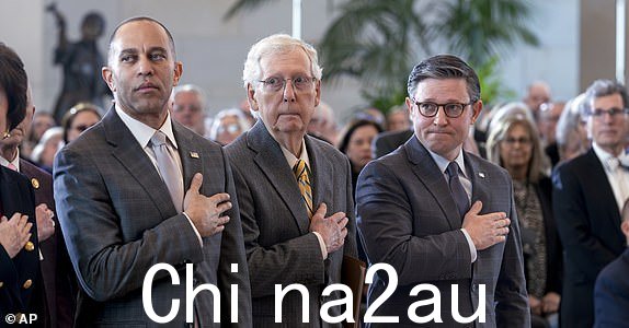 众议院少数党领袖哈基姆·杰弗里斯 (Hakeem Jeffries),民主党.Y.(左起)参议院少数党领袖肯塔基州共和党人米奇·麦康奈尔和众议院议长、路易斯安那州共和党人迈克·约翰逊出席在华盛顿举行的为二战绝密单位幸存成员举行的国会金质奖章仪式华盛顿国会大厦,星期四,2024 年 3 月 21 日。(美联社照片/J. Scott Applewhite)