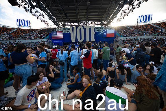epa11683727 支持者等待美国副总统和民主党总统提名人卡马拉·哈里斯于 2024 年 10 月 25 日在美国德克萨斯州休斯敦壳牌能源体育场举行竞选集会。哈里斯正在与美国前总统兼共和党总统候选人唐纳德·特朗普竞选,美国将于 2024 年 11 月 5 日举行选举。EPA/卡洛斯·拉米雷斯