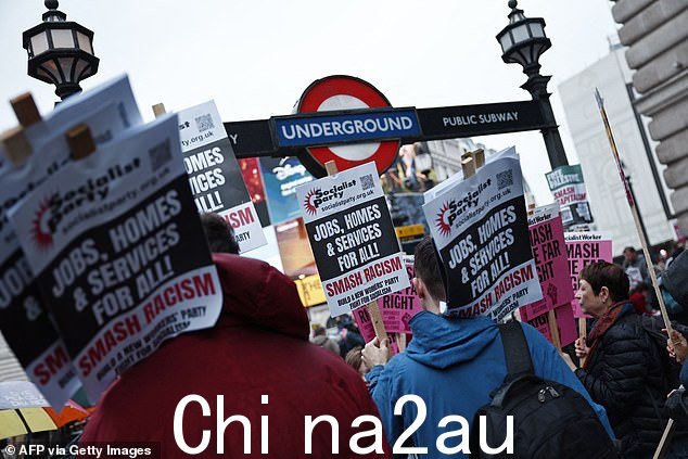 反击抗议者在首都聚集,准备与汤米罗宾逊游行发生冲突