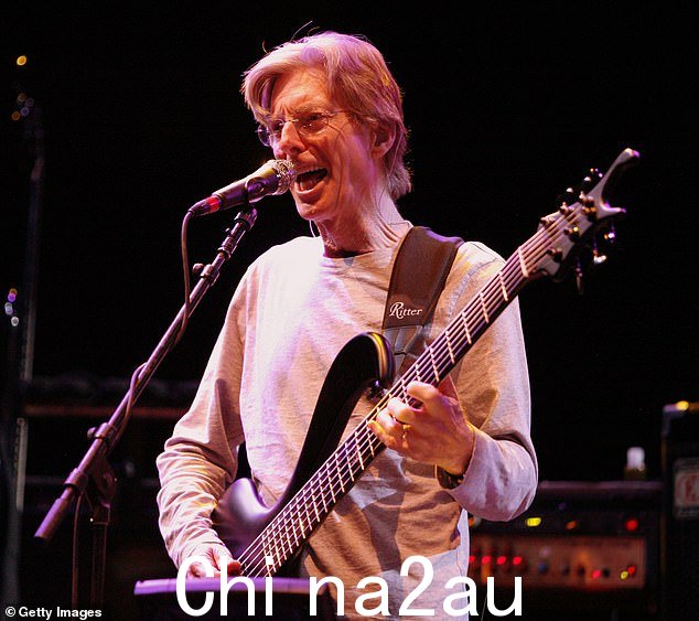 Grateful Dead 贝斯手兼联合创始人 Phil Lesh 于 10 月 25 日星期五早上在家人的陪伴下“安详”去世,享年 84 岁