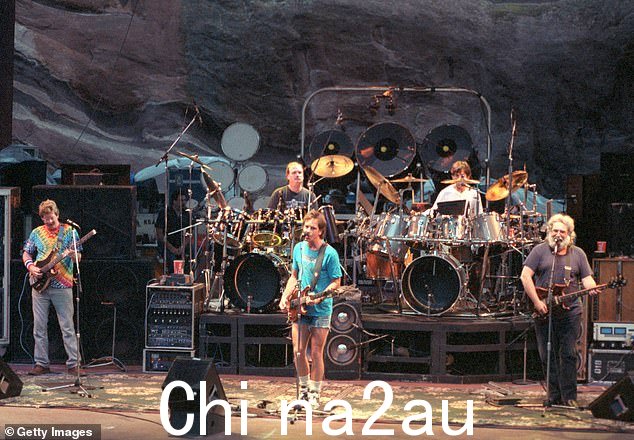 就在几天前,宣布 Lesh 的传奇乐队 Grateful Dead 将在 2025 年 1 月 31 日举行的颁奖典礼上荣获 2025 年 MusiCares 年度人物称号